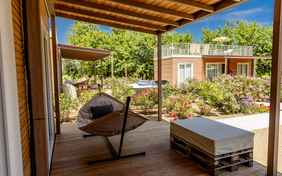 Entspannen auf der Terrasse in der Hängematte - Foto: Bethel Fath